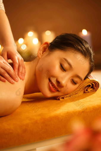 年轻女人在室内做<strong>SPA</strong>