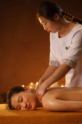 年轻女人在室内做<strong>SPA</strong>