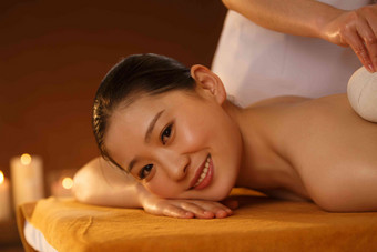 年轻女人中国舒服个人护理清晰相片