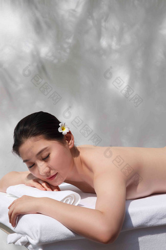 年轻女人在户内做<strong>SPA</strong>