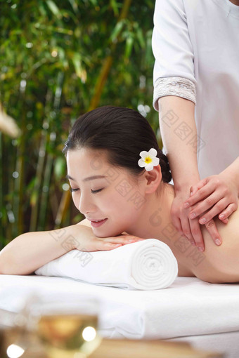 年轻女人在户外做<strong>SPA</strong>