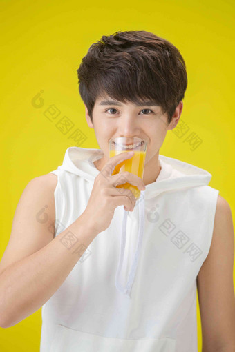 青年男人喝橙汁桔子汁氛围摄影
