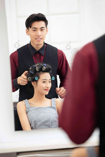 青年女人在理发店里做头发服务高端影相
