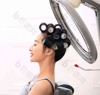 青年女人在理发店里做头发健康清晰图片