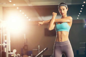 青年女人在健身房里健身运动高质量影相