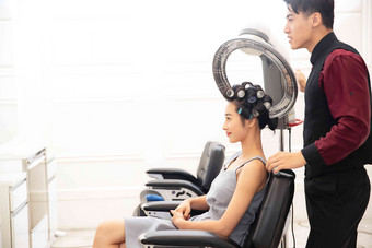 青年女人在理发店里做头发中国文化氛围摄影