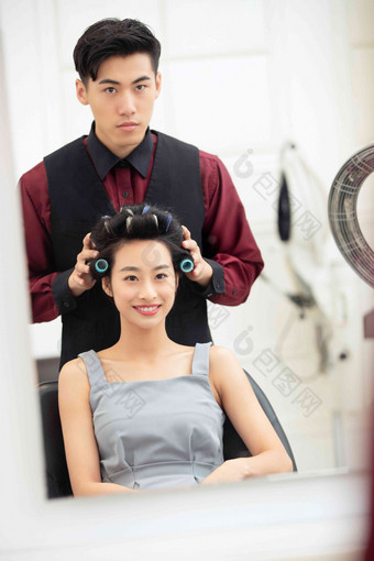 青年女人在理发店里做头发理发店拍摄