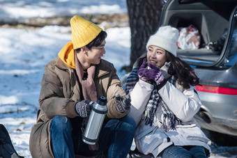 夫妇汽车旁男人雪地手套