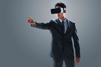 戴VR眼镜男士眼镜触摸一个人写实摄影
