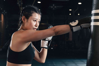 女拳击手在健身房训练成年人高质量摄影