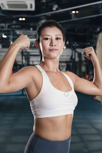 青年女人在<strong>健身房</strong>展示肌肉成年人清晰<strong>摄影</strong>