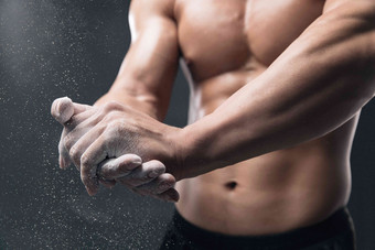 健美运动员的手在涂抹防滑粉一个人高端拍摄
