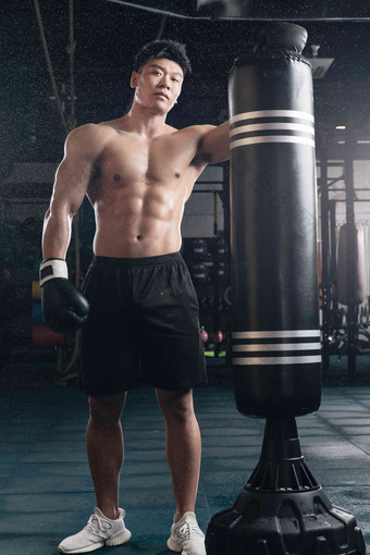 男拳击手在健身房准备训练重的清晰照片