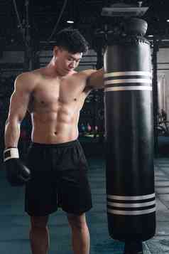 男拳击手在健身房准备训练