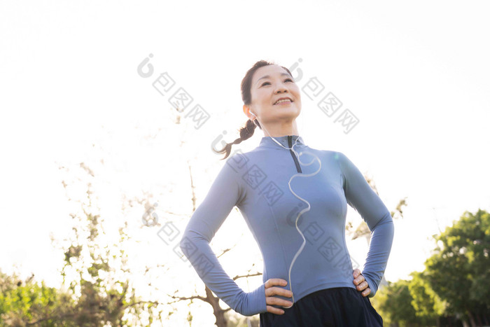 中年女子在户外健身一个人高端图片