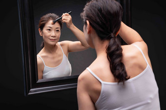 对着镜子化妆的中年女人仅女人高质量拍摄
