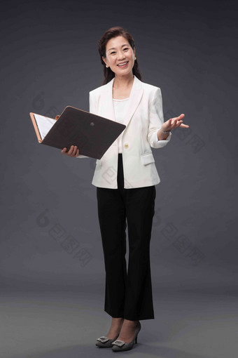 拿着户型图册做出邀请手势的成熟商务女士成功高质量图片
