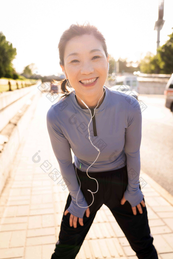 中老年女子在马路旁健身中年人摄影图