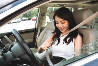 驾车系安全带的青年女人亚洲人氛围拍摄