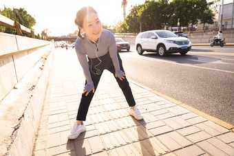 中老年女子在马路旁健身站着清晰摄影图