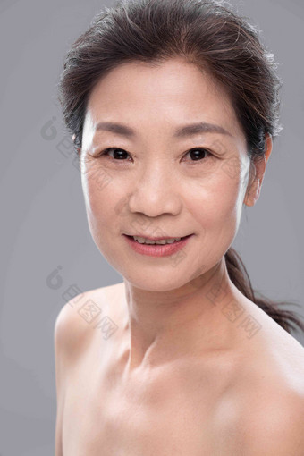 漂亮的中年女人妆面平滑的高质量摄影图