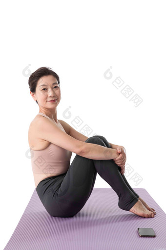 坐在瑜伽垫上休息的中老年女人身体姿势写实摄影图