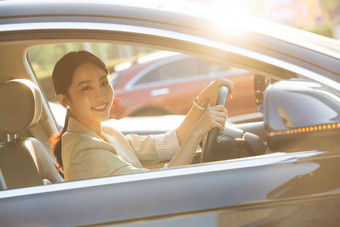 快乐的青年女人开车交通工具清晰影相