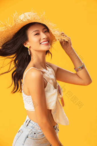 头戴遮阳帽的快乐女人肖像亚洲人高清图片