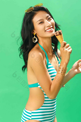 吃冰淇淋的泳装美女美味高端照片