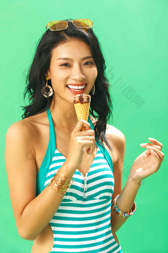 吃冰淇淋的泳装美女活力氛围照片
