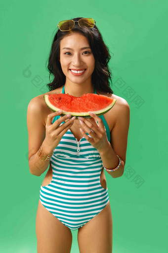 吃西瓜的泳装美女快乐高端图片