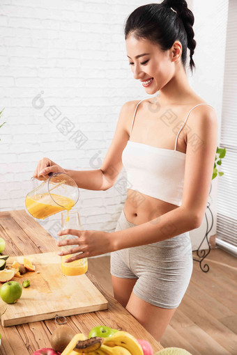 健康女人使用榨汁机苗条高质量图片