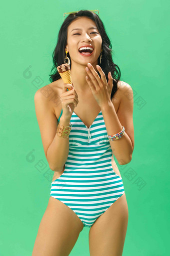 快乐的泳装美女吃<strong>冰淇淋</strong>健康的高质量场景