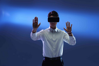 戴VR眼镜男士VR眼镜自动化互联网氛围镜头