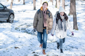 冬季年轻夫妇自驾游伴侣高质量照片