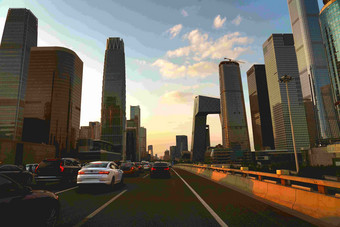 北京国贸蓝天汽车高峰时间氛围照片