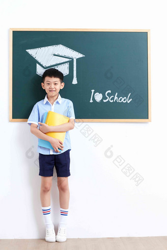小学男生站在黑板前