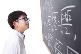 小学男生被数学题难住知识清晰摄影