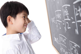 小学男生被数学题难住学生高质量素材