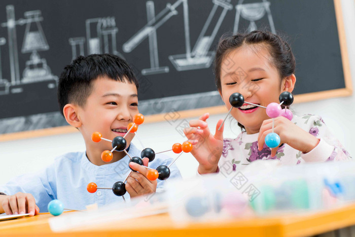 小学生在教室里摄影氛围场景