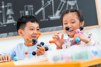 小学生在教室里摄影氛围场景