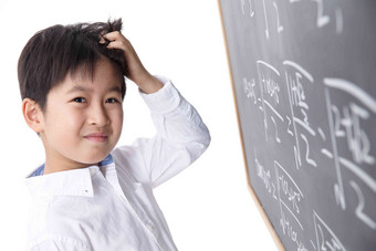 小学男生被数学题难住挫败清晰影相