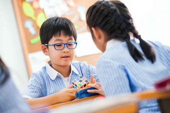 小学生在教室里知识氛围素材