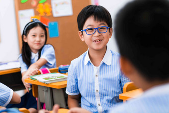 可爱的小学生在教室里校服高质量场景