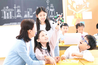 女教师和小学生在教室里<strong>化学高清</strong>摄影图