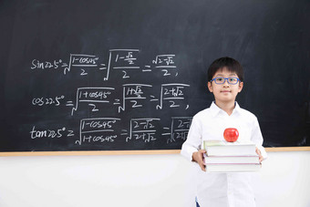 小学男生站在黑板前数学高清拍摄