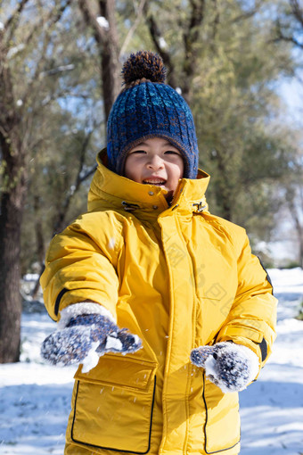 快乐的小男孩在雪地里玩耍天真清晰镜头