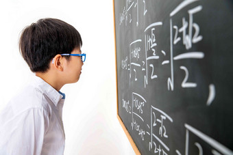 小学男生被数学题难住学习高清相片