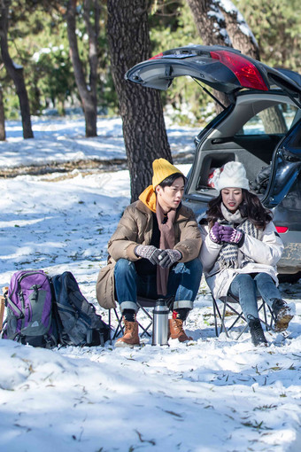 夫妇汽车旁冬天青年女人陪伴写实摄影