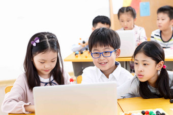 小学生在教室里使用电脑